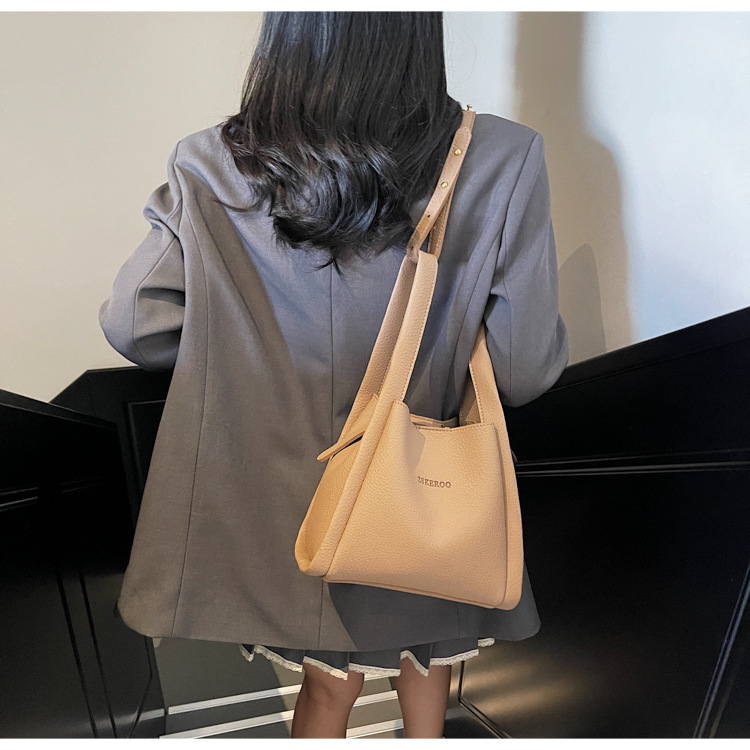 This year's popular bags for ladies are the 2025 new Korean-style simple and versatile crossbody bag and the retro commuting hand-held bucket bag undefined