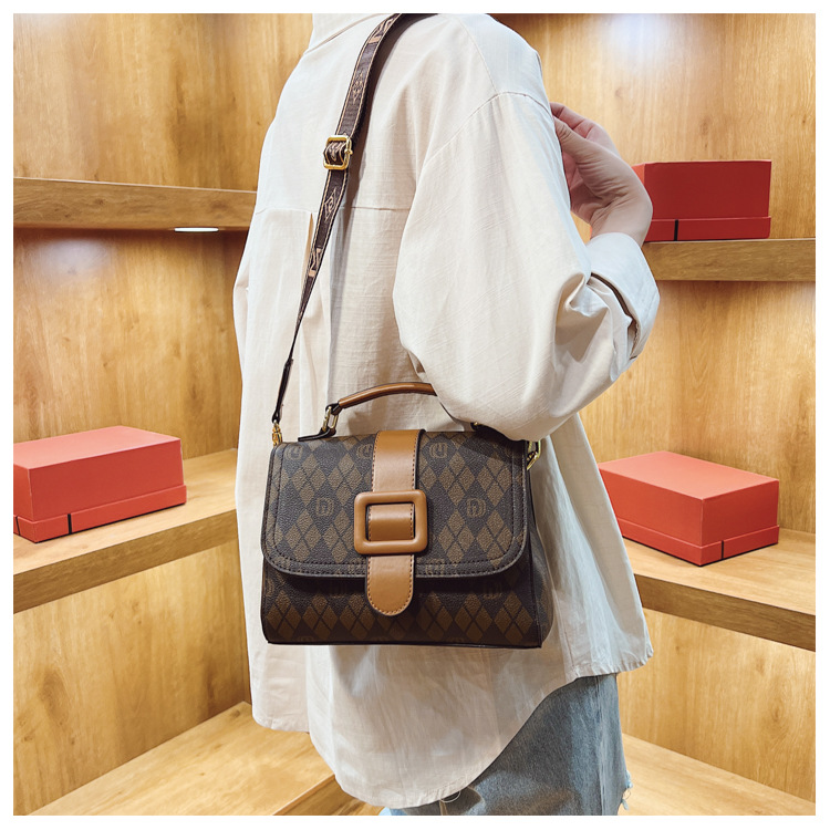 French niche design women's 2023 new fashion printed portable small square broadband one shoulder crossbody bag_voghion.com