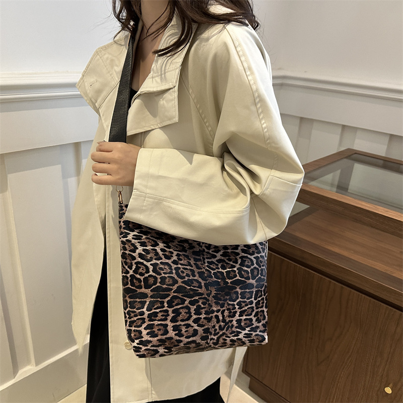 Bolso bandolera de todo fósforo moda femenina estampado de leopardo japonés nuevo bolso de hombro de ins retro estilo perezoso bolso de alta capacidad