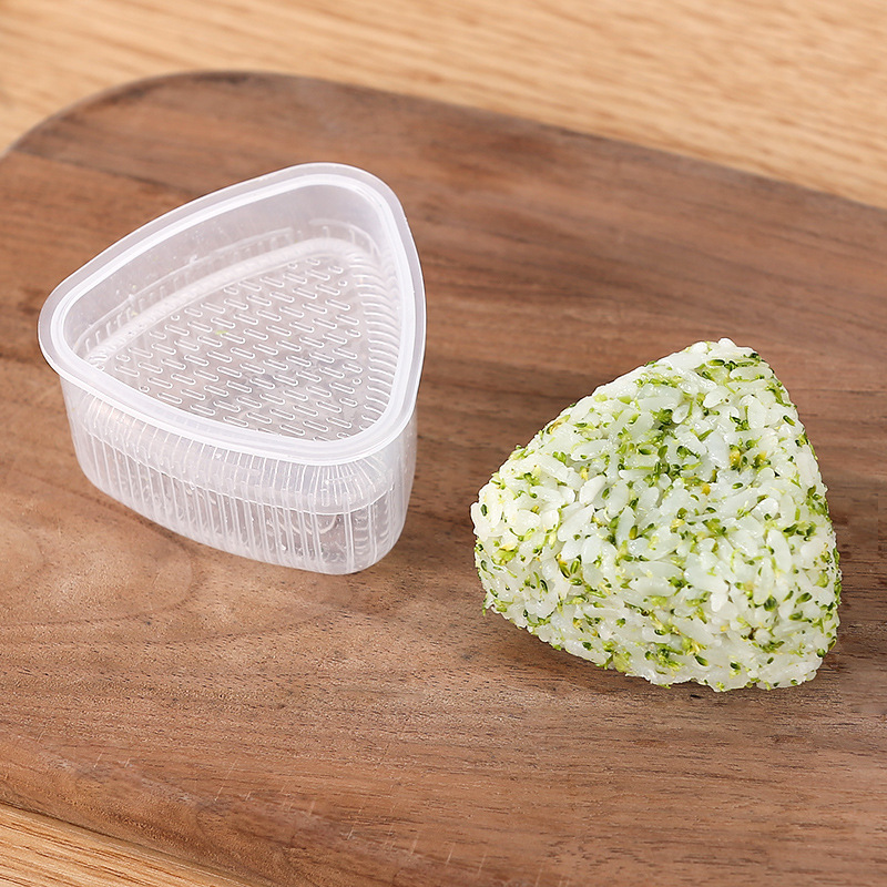 子供のおにぎりの型の海苔はご飯の三角のおにぎりの食品級の材質を包んで作ります。|undefined