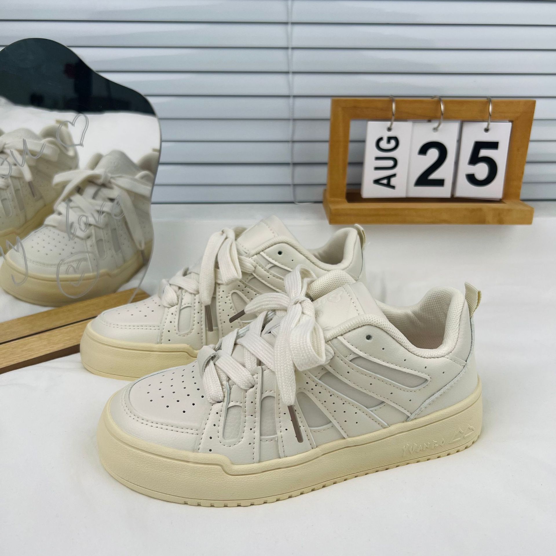 Estilo coreano estudiante versátil zapatillas de deporte de las mujeres nuevo bajo-top deportes zapatos de lona casuales zapatos de mujer estilo de Hong Kong transpirable zapatos de moda plana