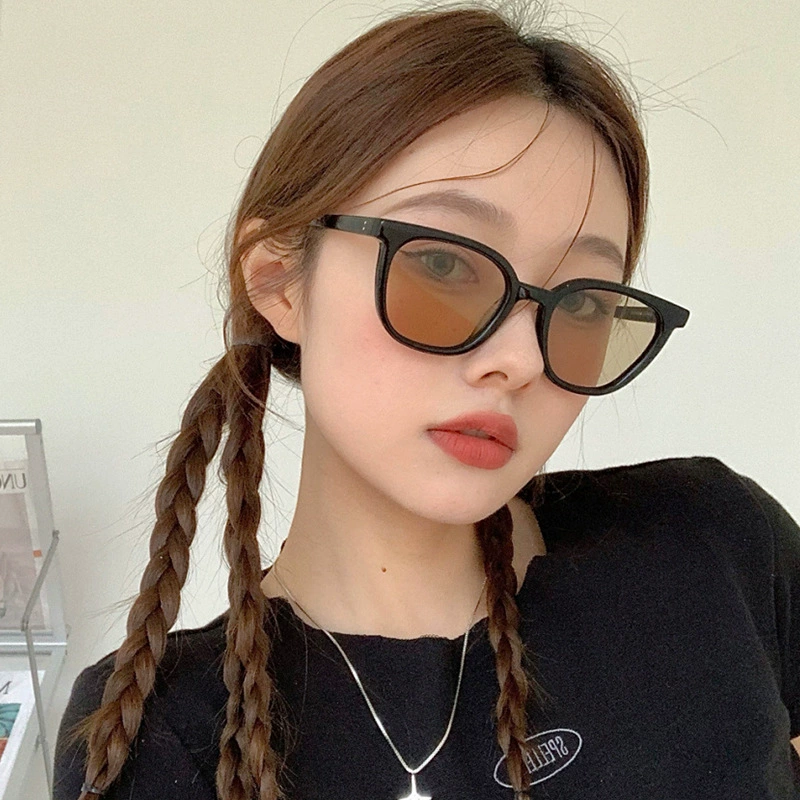 Солнцезащитные очки Xiaohongshu Korean Black Frame Tea - цветные Female Xia Sea Border Sunshine New Face Big Face тонкая сеть красные очки
