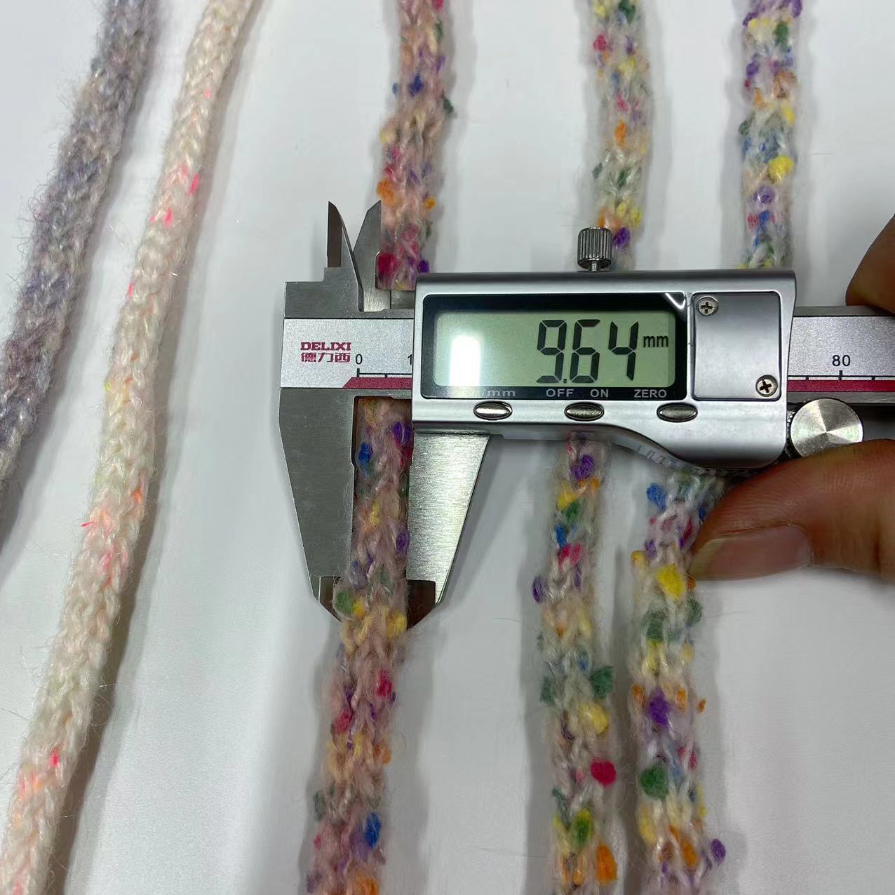 Otoño y invierno punto de onda de color entrelaces lana hueca cinta de tejido joyería pinzas de pelo accesorios de fragancia corda de sombrero