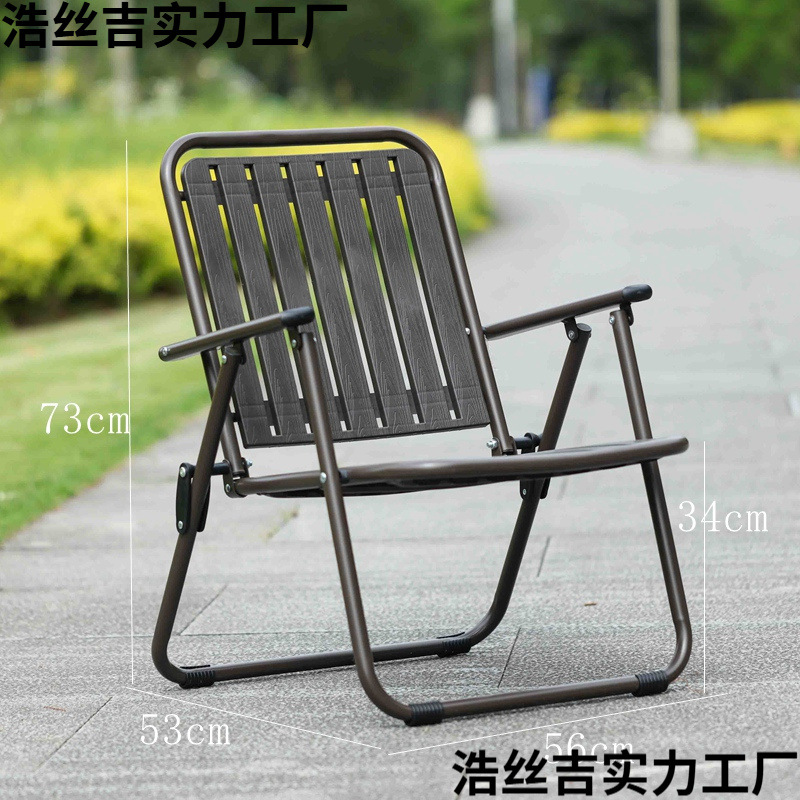 Una silla plegable de pies bajos marrones.