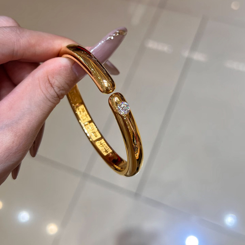 24K real gold vacuum-plated, strong color retention, same style as in jewelry stores, with diamond accents and a shiny finish, a versatile and elegant bangle 24K real gold vacuum-plated, strong color retention, same style as in jewelry stores, with diamond accents and a shiny finish, a versatile and elegant bangle