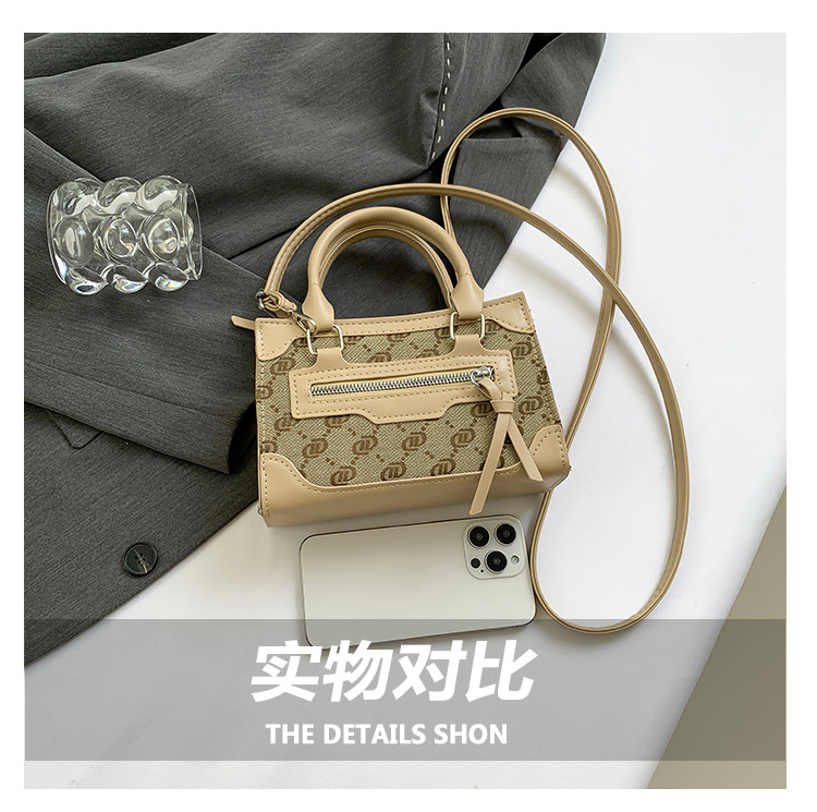 This stylish single-shoulder handbag, with a simple and casual texture, is a new Korean style crossbody small square bag for women in the autumn of 2024 undefined