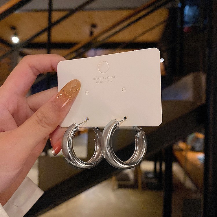 Pendientes de metal transfronterizos de otoño e invierno con aguja de plata, pendientes, pendientes de viento frío de moda de nicho, pendientes de lujo de alta gama de luz de todo fósforo