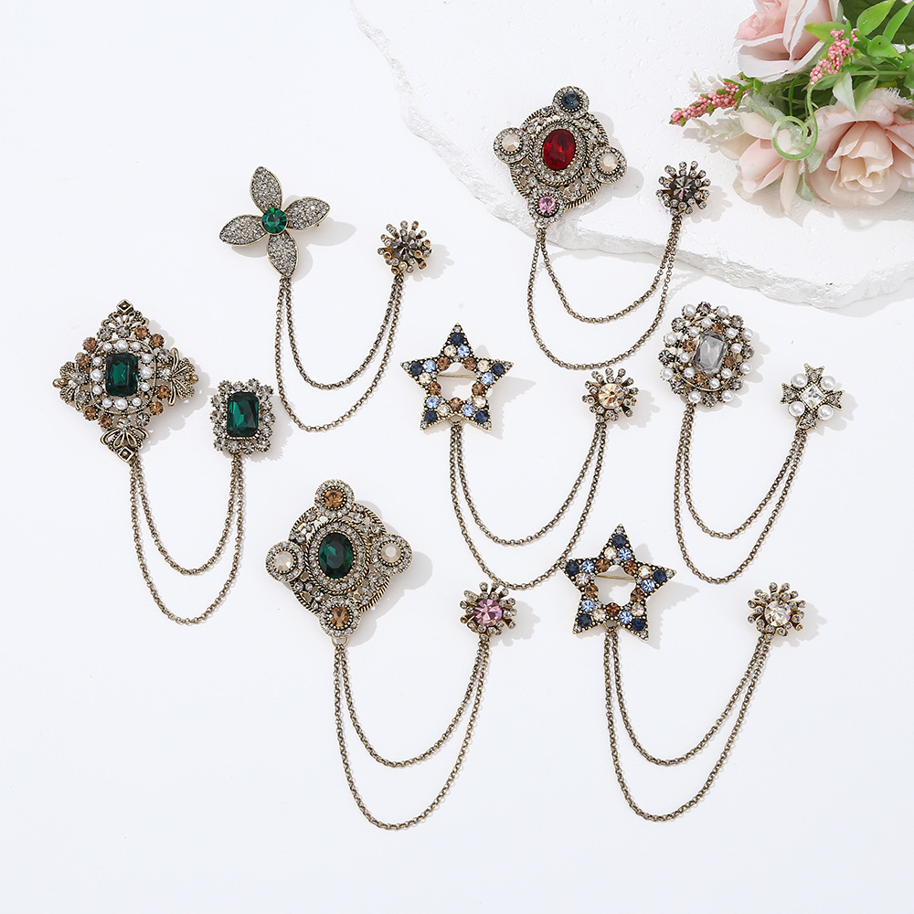 Retro Style Baroque Style Brooch, High-End Women's Emerald Inlaying Craft Tassel Pin Buckle, Fashionable and Versatile Accessories
