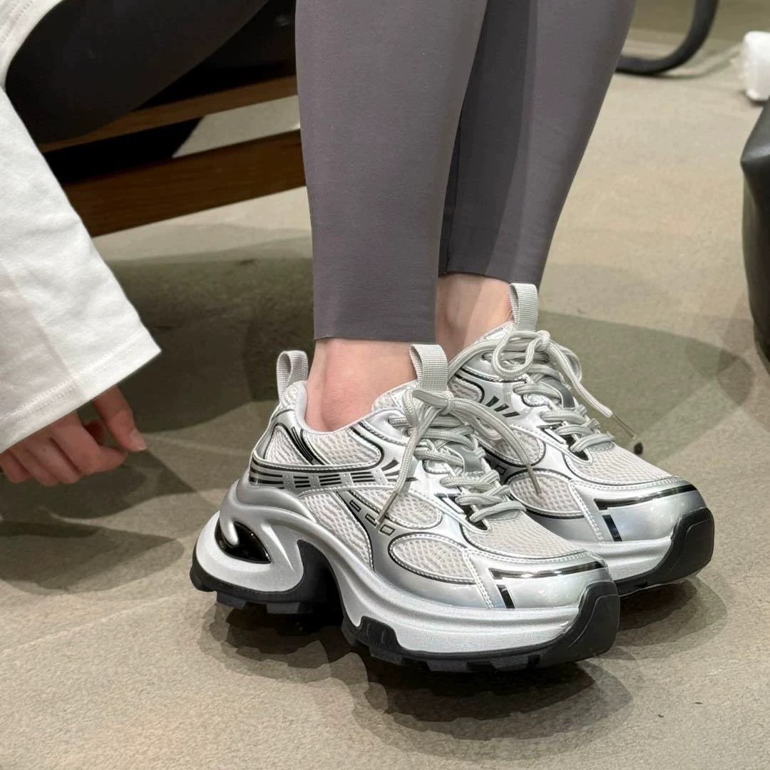 Взрывная сетчатая лапша папаша обувь женская 2025 новый кекс летом толстая подошва увеличивается, чтобы показать тонкую легкую повседневную спортивную обувь