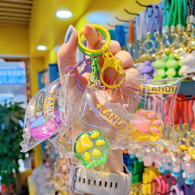 Caramelos de color translucentes llaves de garra de gato bolsos de automóviles llaves colgantes delicados colgantes de garra de gato llaves al por mayor