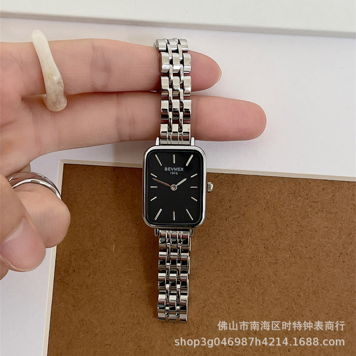 2023 Luz de lujo retro nicho serie retro pequeño reloj cuadrado cuarzo correa de acero reloj mujer simple reloj de mujer de alto grado