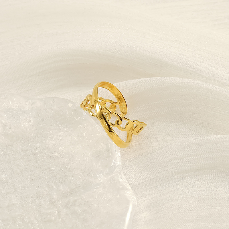 Nuevo anillo abierto geométrico hueco de lujo ligero europeo y americano transfronterizo, femenino, anillo de acero de titanio dorado de 18k, femenino