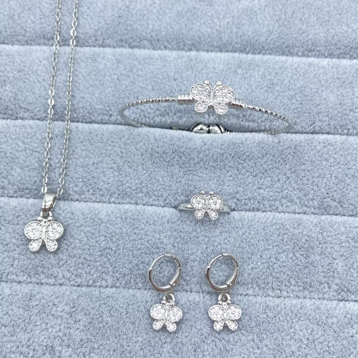 Explosiones transfronterizas juegos de joyería para niños cobre oro zircon anillo mariposa pendientes brazalete collar joyería conjunto de cuatro piezas