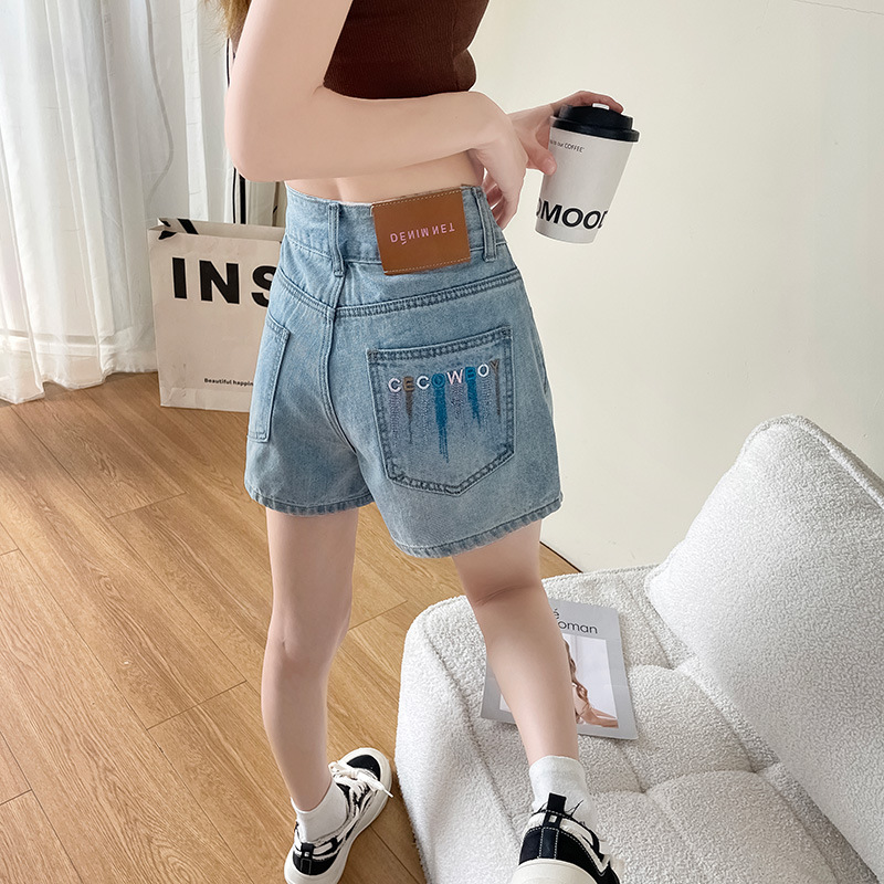 Light-colored denim shorts for women in summer 2024 new high-waisted embroidered small person who looks slim and loose in a letter