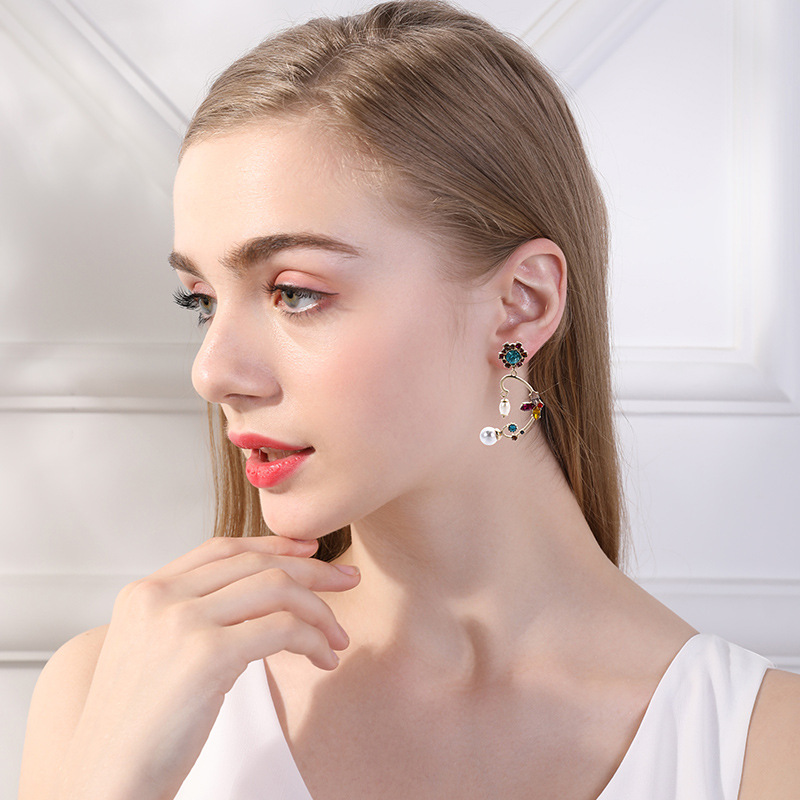 European And American Fashion Trendy Irregular Alloy Rhinestone Pearl Earrings Flower Flower Symmetrical Female Earrings Cross-border Hot Sale display picture 3