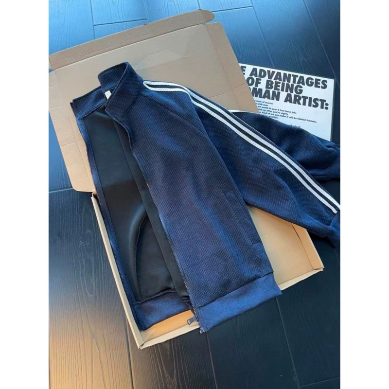 Navy blue three-stripe cardigan jacket for men, suitable for spring and autumn, cleanfit style, with a stand-up collar, baseball jacket design, and striped patchwork