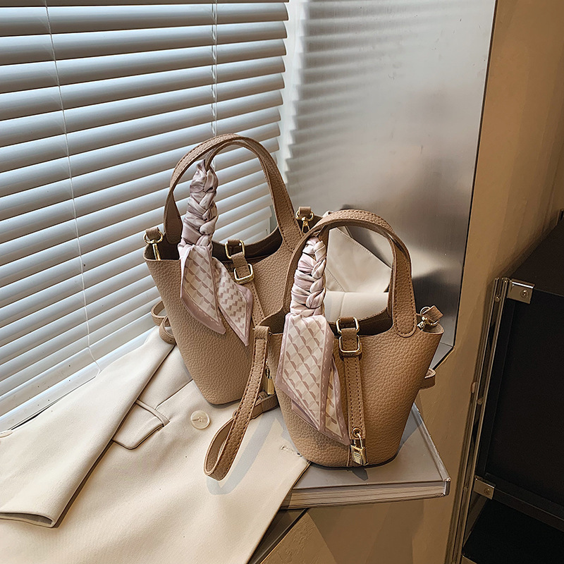 2025 nueva versión coreana de la bolsa de cubo portátil de nicho, moda femenina, bolsa de mensajero explosiva, bolso de hombro de todo fósforo de cercanías