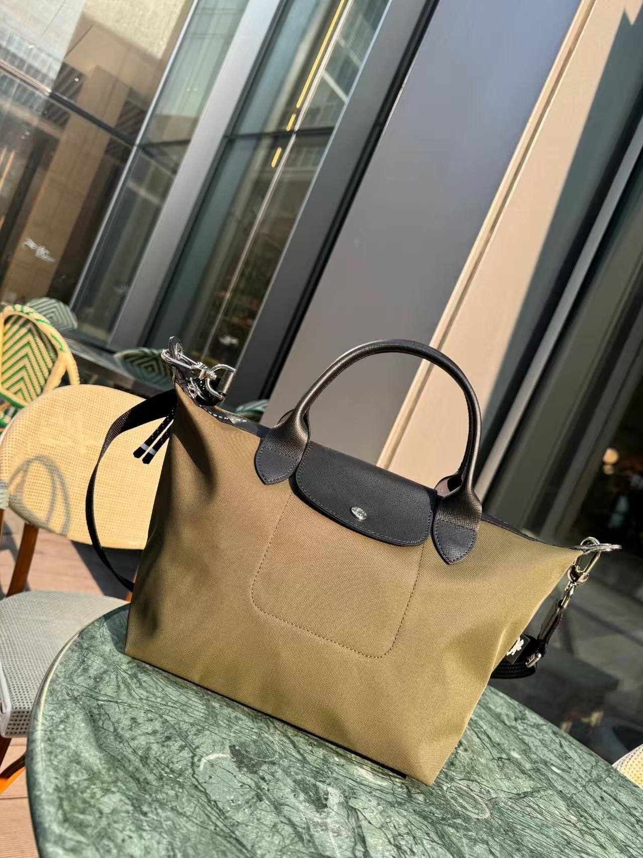 Vert olive en sergé / Au milieu