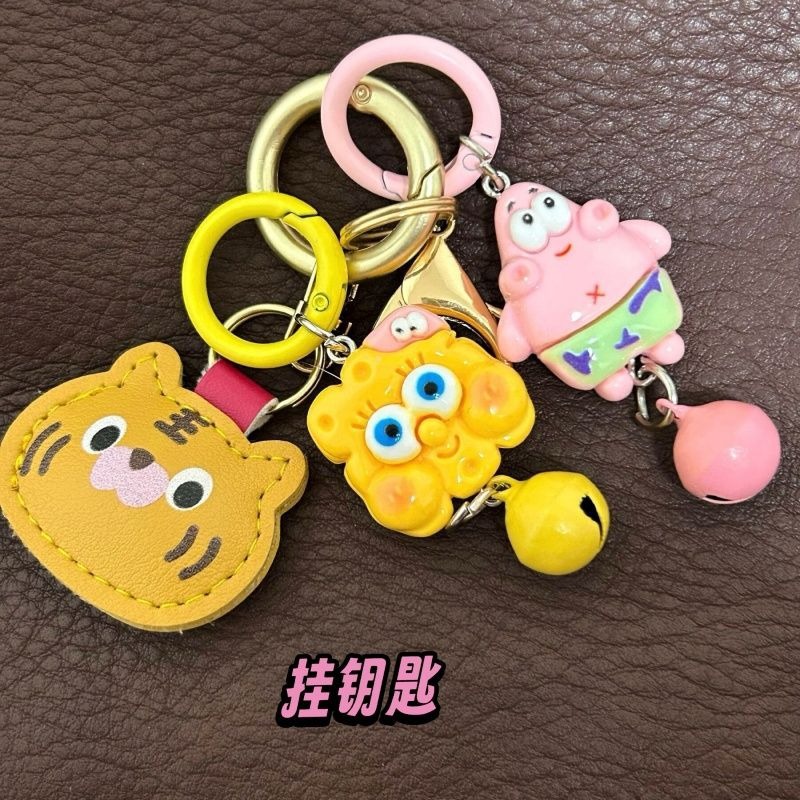 Pequeña tarjeta campana D01 pareja en línea SpongeBob pie estrella de dibujos animados llaveros lindos bolsos de pareja estudiantes