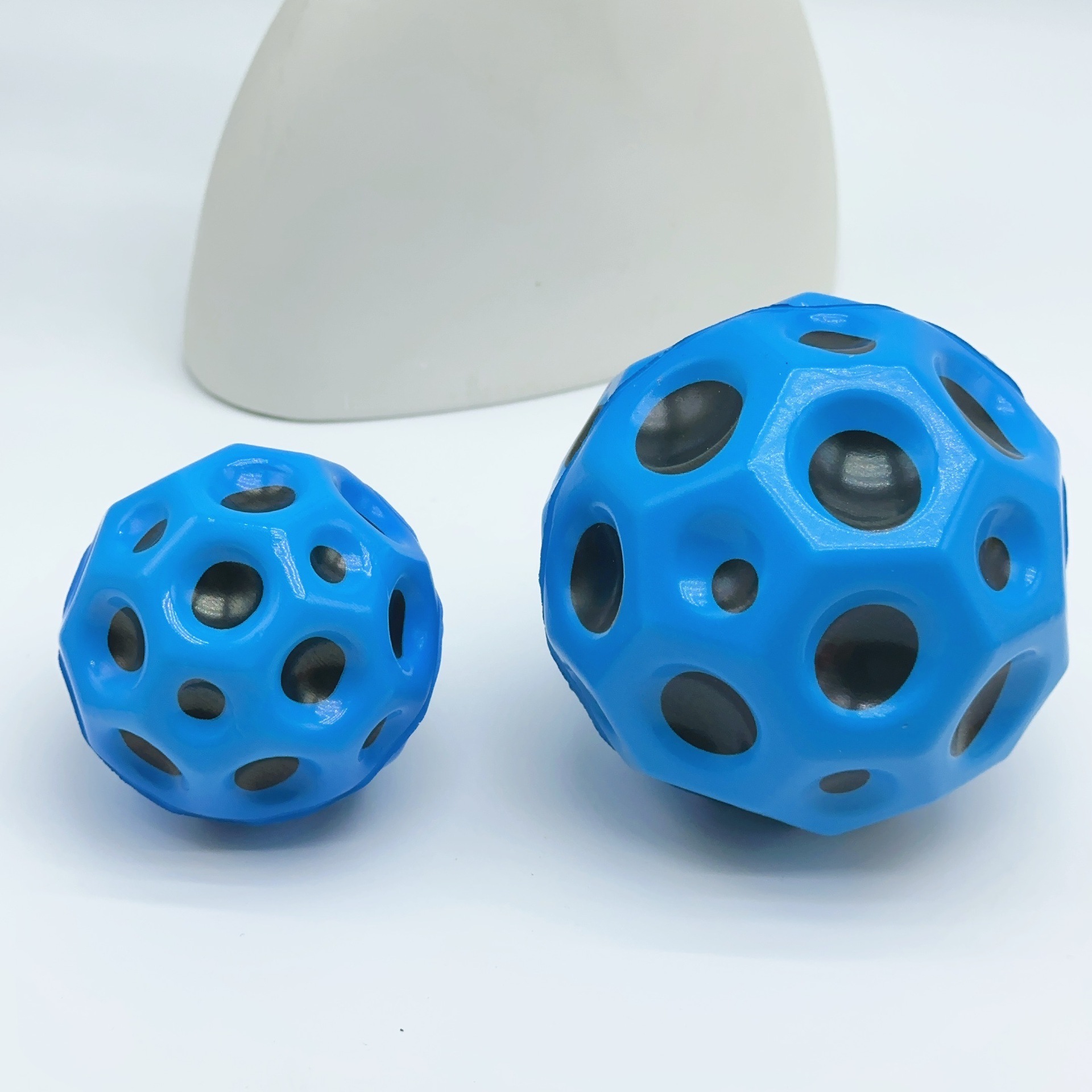 Bolas elásticas de explosión de alto resbalaje agujero bola bola espuma bola porosa 10CM interacción padre-hijo alivio de compresión juguetes al por mayor