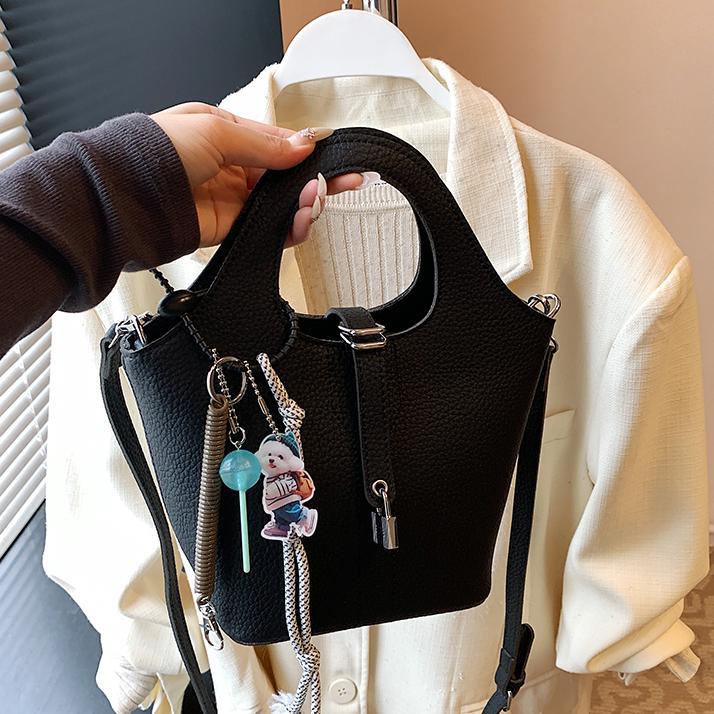 Comercio exterior explosivo bolso de cubo de mano 2025 nuevo estilo de moda universal bolso de hombro de nicho diseño de alta sensación bolso de mochila