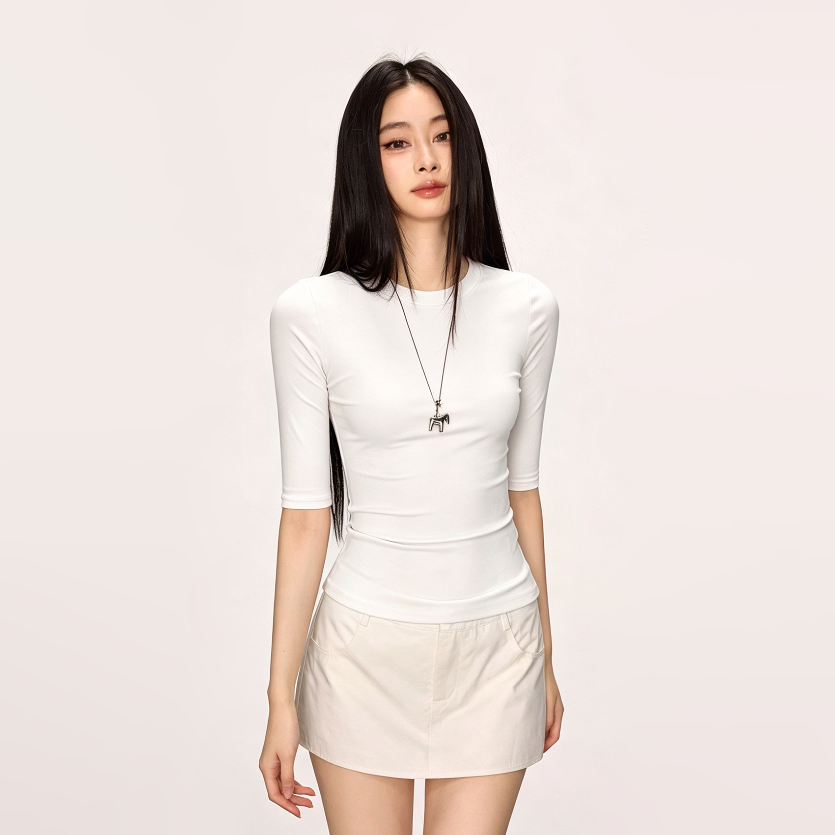 Fitted summer base body-friendly white T-shirt with a round collar