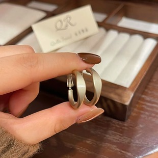 2024 new frosted silver hoop earrings design fashion niche simple ear buckle trembles your same style