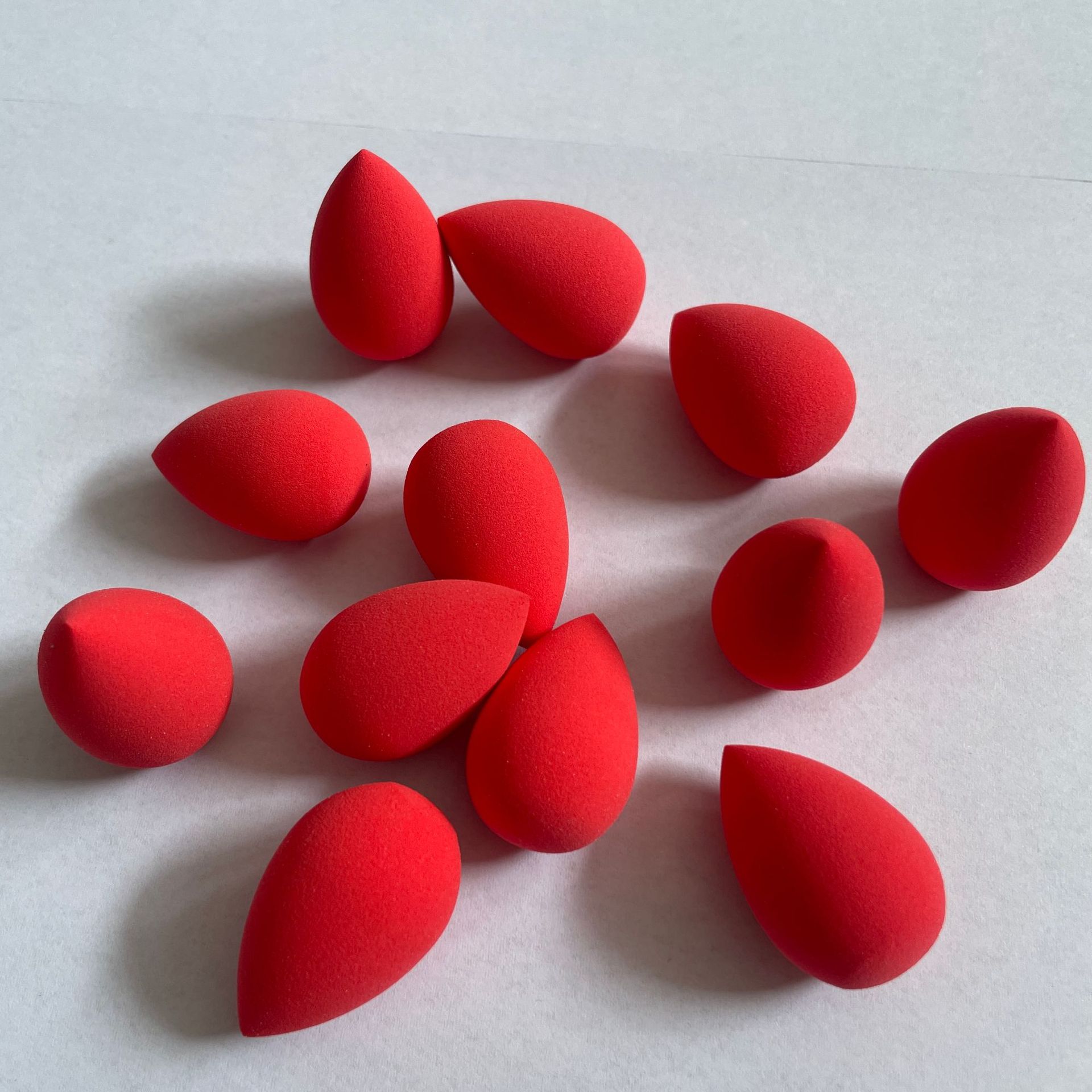 Mini esponja de belleza, pequeña esponja en forma de huevo, esponja en forma de gota de agua, mini esponja para polvo, pequeña esponja para base y corrector de comercio exterior.