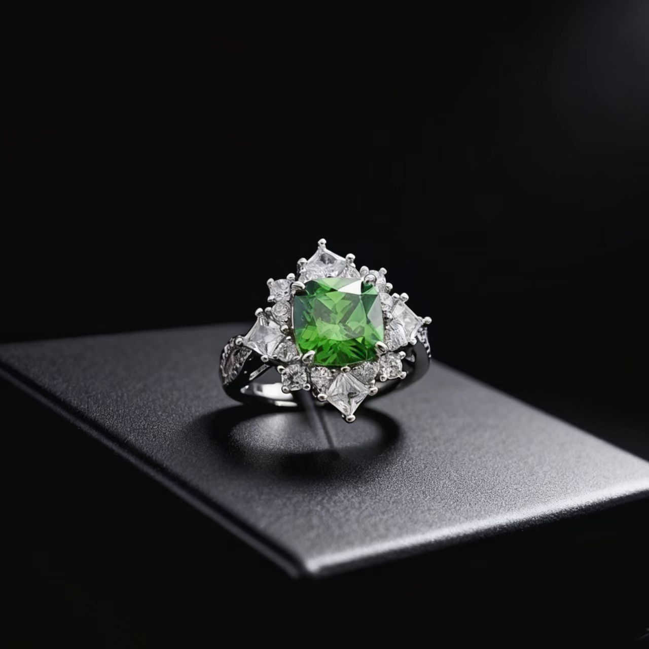 高端奢华首饰仿真祖母绿宝石满钻戒指女 满钻8X8方形培育彩宝戒指