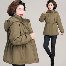 妈妈派克服秋冬女加绒加厚2025新款中老年女装冬装冲锋衣棉衣棉服