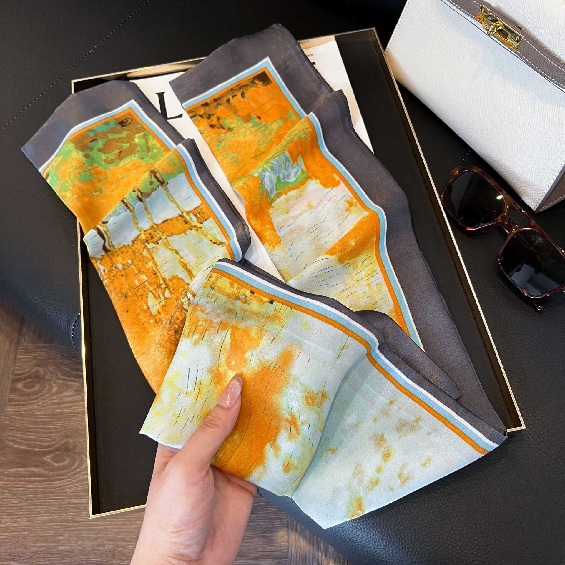 Nueva bufanda de seda pequeña banda larga estrecha para el cabello mujer estilo primavera y otoño moda madre bufanda estilo verano estilo fino serpentina bufanda al por mayor