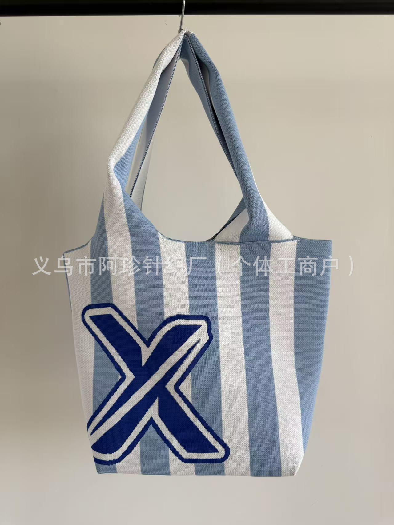 파란색과 흰색 줄무늬 숄더백