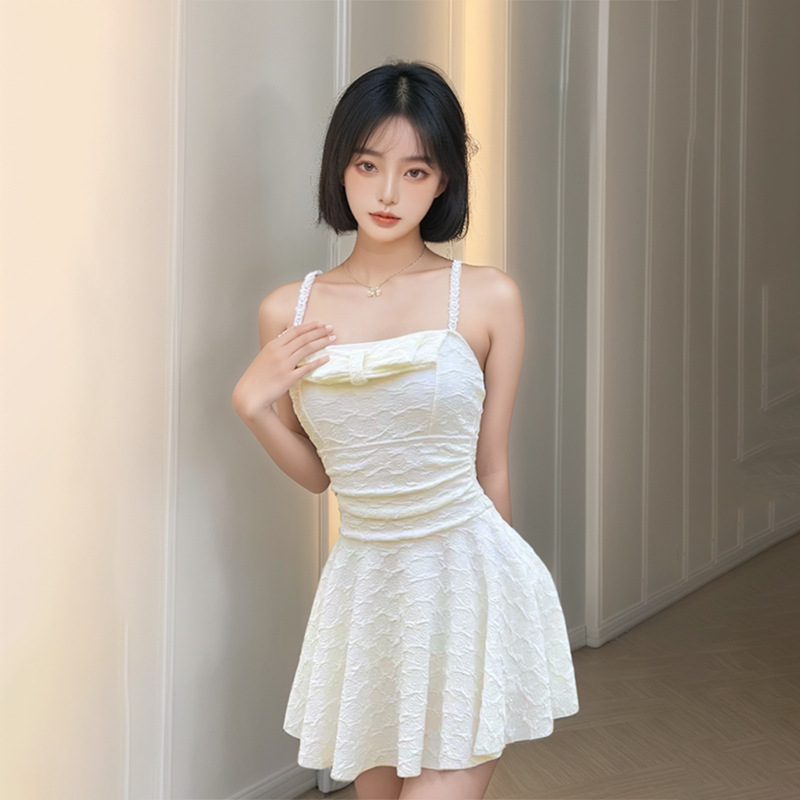 2025 nuevo traje de baño blanco de una pieza para mujer, tirantes conservadores, ángulo plano, delgado, cubriendo el vientre, traje de baño japonés lindo de pecho pequeño, mujer