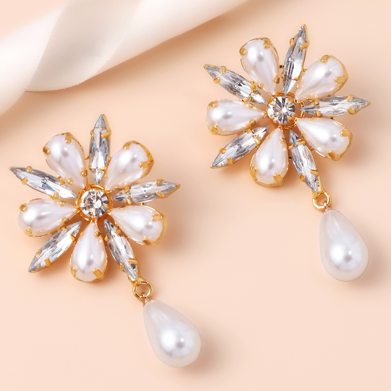 Aretes de flores retrógradas francesas de lujo ligero de alta sensación pendientes de perlas de diamante de banquete vestido accesorios aretes