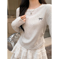 白い丸首の長袖のtシャツの女性の春秋の新型のしわは腰を絞めてやせています。