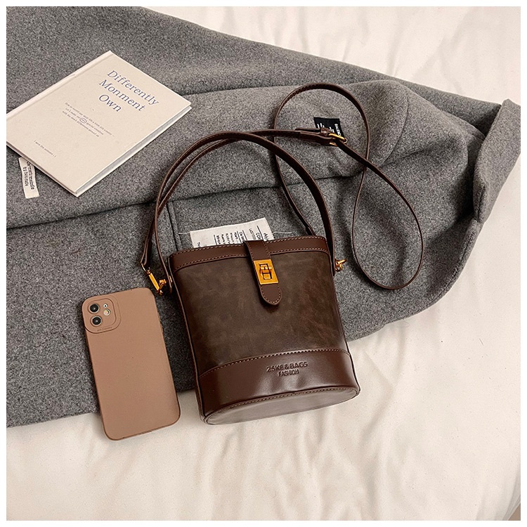 A retro color-blocking and textured hand-held bucket bag for women, a new 2024 trendy and fashionable small bag, a crossbody bag Specification drawing