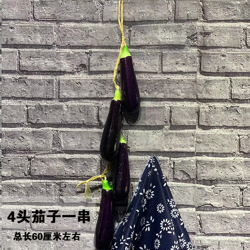 幼稚園の子供の小さい天びんの舞台の道具の子供は竹のかごのトランクの竹のおもちゃのゲームを演じます。|undefined
