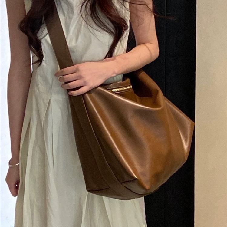 Bolso 2025 nuevo bolso de moda, simple, color sólido, gran capacidad, bolso tote femenino retro, 100 bolsos de hombro único