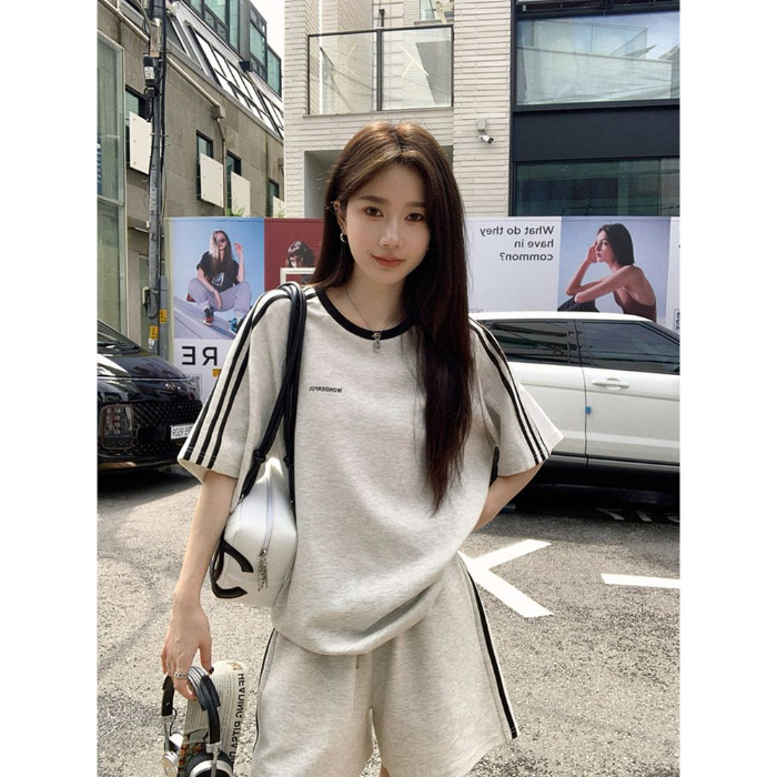 밝은 회색