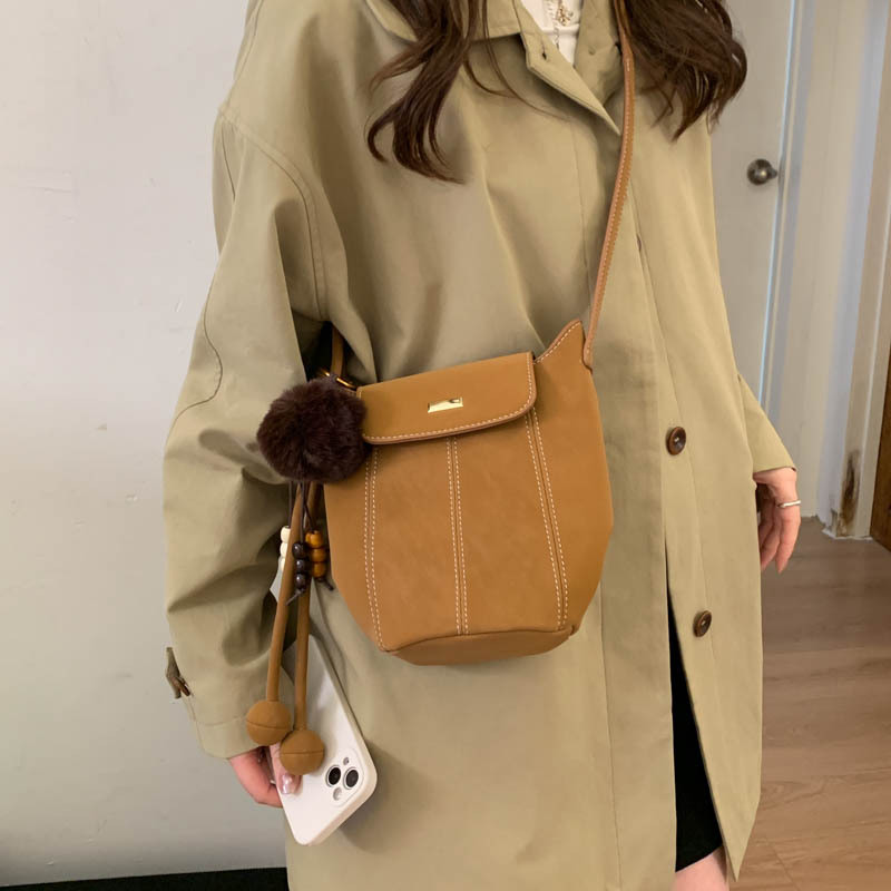 Bolsa de calabaza bolso de balde bolso de mujer 2025 nuevo invierno de alta calidad sensación de viaje universal bolso de hombro retro bolso de mochila