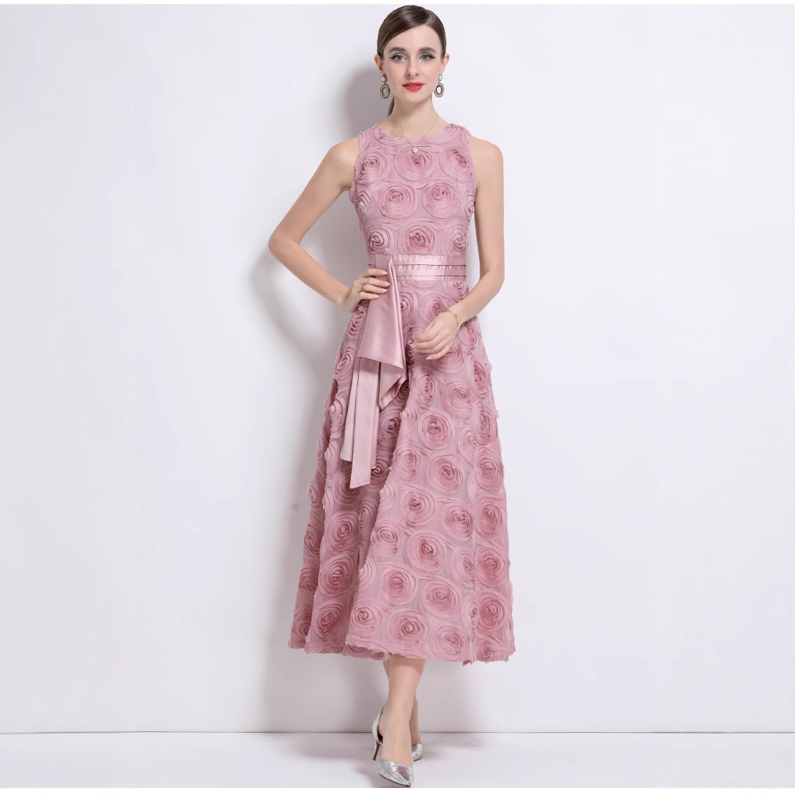 Váy maxi nữ cổ tròn không tay thắt lưng hoa nổi 3D — Màu hồng