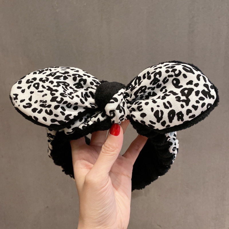 顔を洗って髪を洗って新型の少女の韓国の化粧をつけてマスクの専用のカチューシャをつけます。