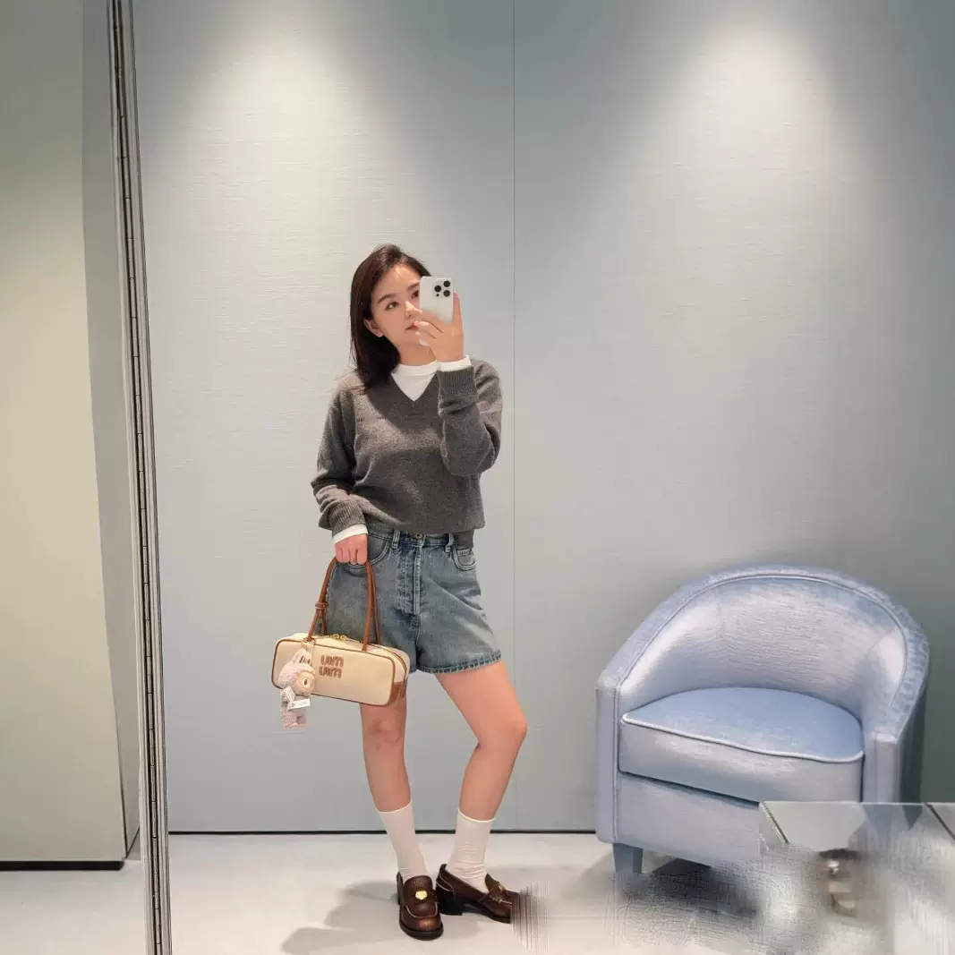 m潮牌高定25秋冬新款小众设计拼色假两件字母点缀V领宽松套头毛衣