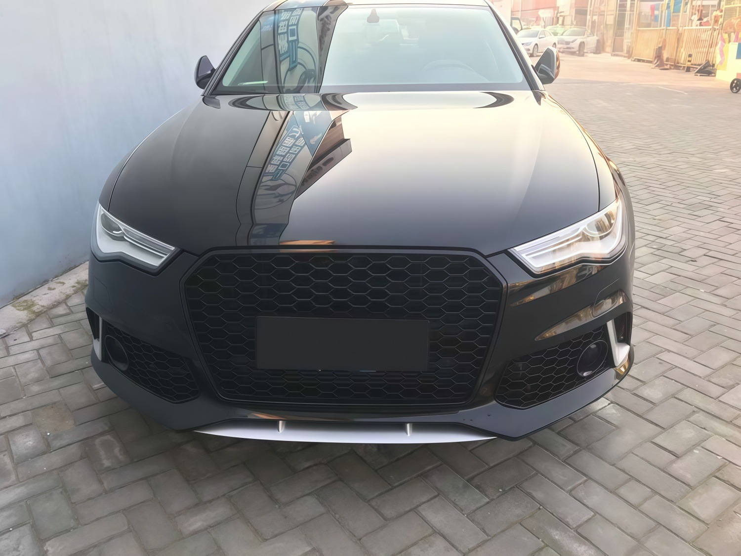 Suitable for Audi A6L models from 2016-2018, this is an upgrade kit for modifying the front bumper to resemble the RS6, including the front grille and bumper