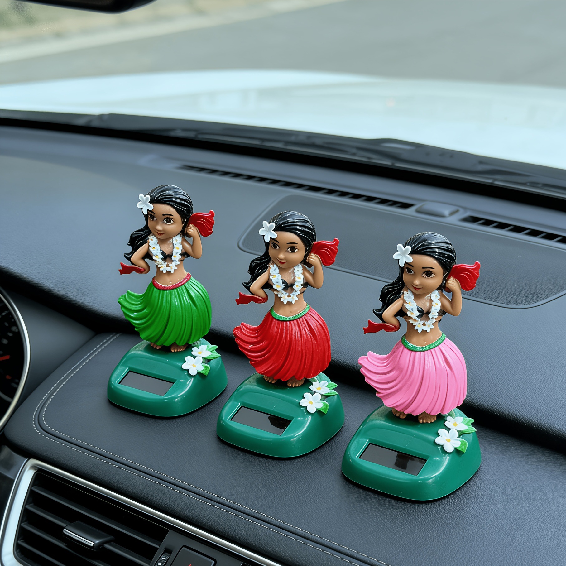 Solar-powered Hawaiian hula girl car ornament, creative car interior decoration, swinging figurine