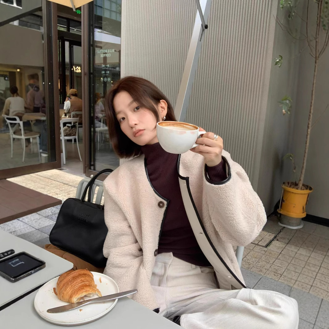 2024 광저우 13 라인 MIND 입자 벨벳 스티칭 PU 코트 겨울 한국 하이 엔드 탑 A9501