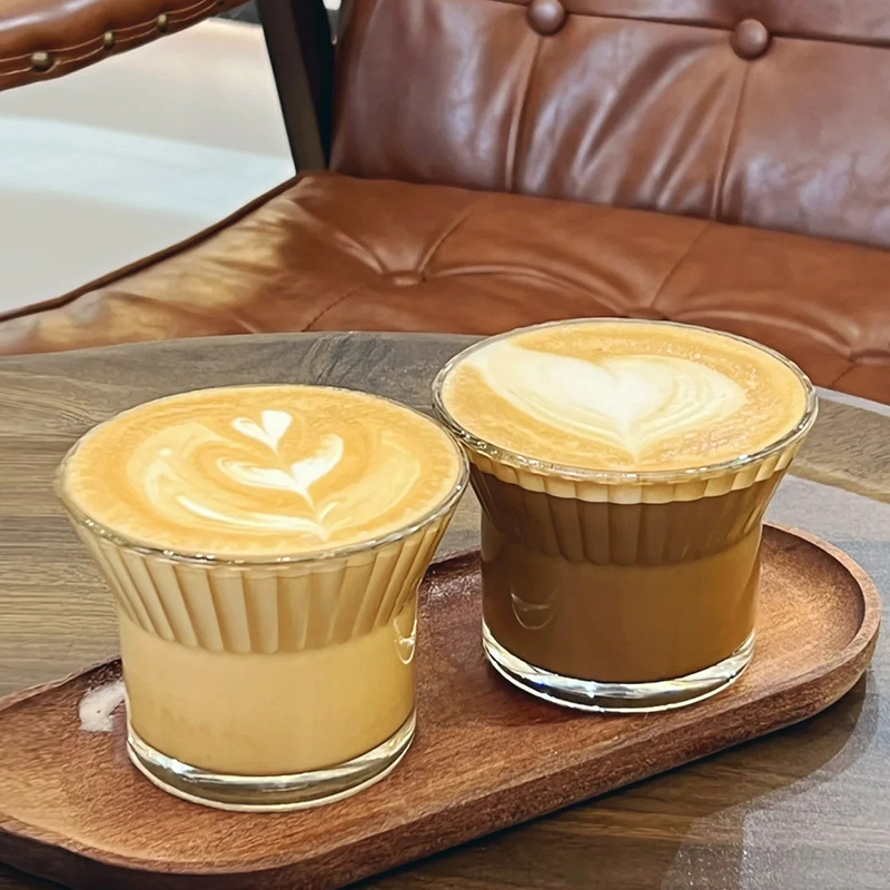 Taza de café de café a mano de cafetería Taza de latte antiescaldado Taza blanca australiana Taza de vidrio de flores de alto valor de estilo ins