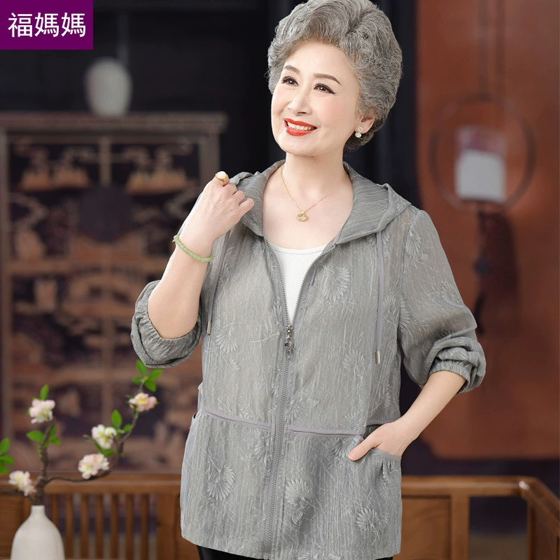 Летняя солнцезащитная одежда для мам, новинка 2025 года, летняя одежда для женщин среднего и пожилого возраста, дышащая тонкая куртка из ледяного шелка, солнцезащитная одежда с длинными рукавами