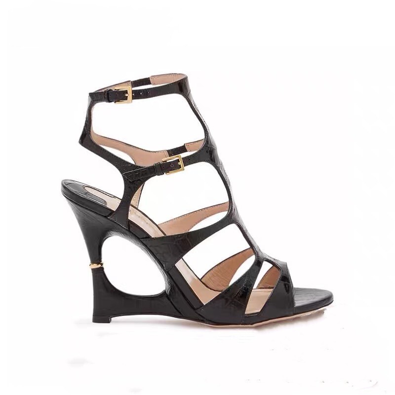 European and American New Style Irregular Hollow Wedge Heel with Metal Decoration, Crocodile Pattern, Thin Strap, Open-Toe Buckle, Large Size Roman Sandals for Export