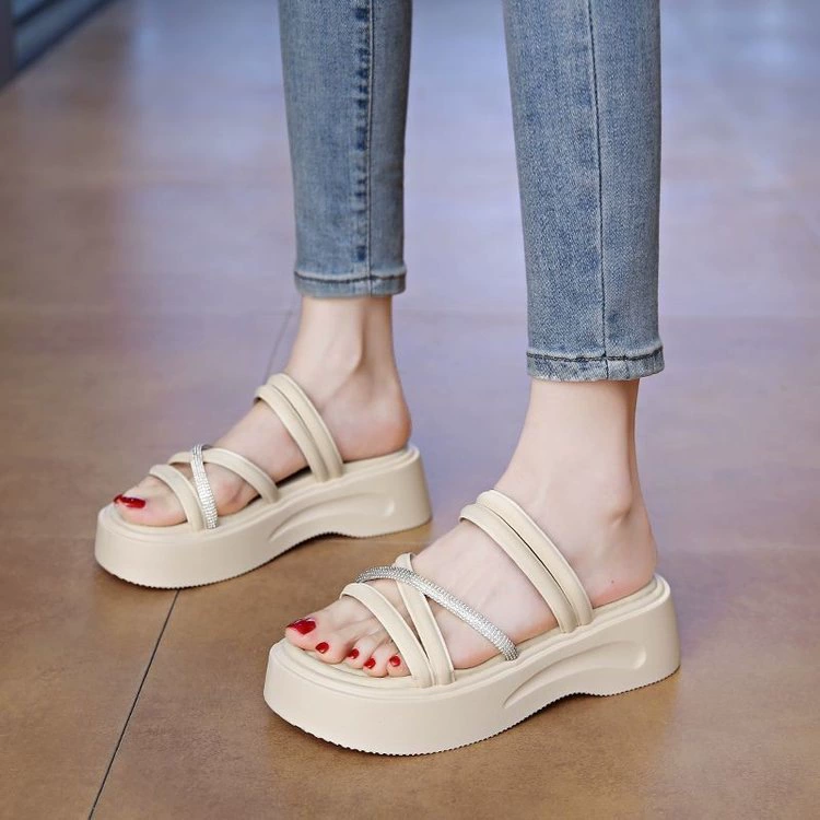 Травяные шлепанцы женские летние навесные 2025 новые повседневные пляжные сандалии на толстой подошве со стразами с юбкой